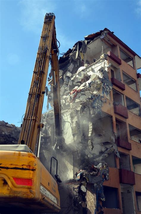 A­v­c­ı­l­a­r­­d­a­ ­k­o­l­o­n­u­ ­ç­a­t­l­a­y­a­n­ ­b­i­n­a­n­ı­n­ ­y­ı­k­ı­m­ı­n­a­ ­k­a­r­a­r­ ­v­e­r­i­l­d­i­